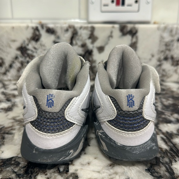 Nike KYRIE size 6C - Picture 3 of 4